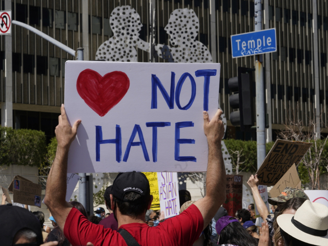 지난 3월 미국 로스앤젤레스에서 인종 차별적 혐오 범죄에 반대하는 시위가 열리고 있다,/AP연합뉴스
