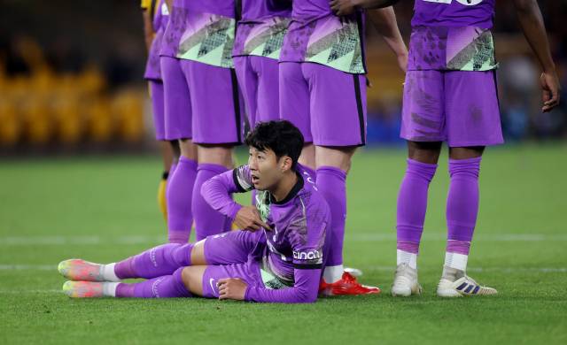 울버햄프턴의 프리킥 때 땅볼 슈팅을 대비해 그라운드에 비스듬히 눕는 토트넘 손흥민. /울버햄프턴=로이터연합뉴스