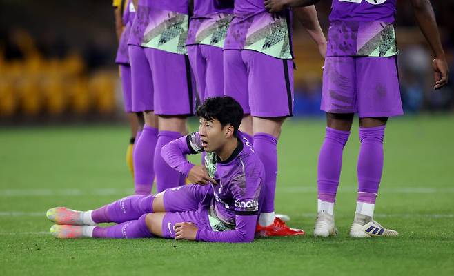 토트넘 손흥민이 23일 울버햄프턴과의 리그컵 32강전에서 상대 세트피스 상황에서 수비벽 뒤에 누워서 킥을 막으려 하고 있다. 로이터연합뉴스