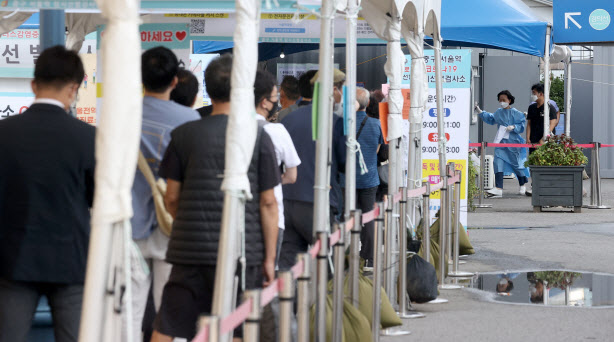 지난 20일 오전 서울역 코로나19 선별진료소을 찾은 시민들이 검사를 기다리고 있다.(사진=연합뉴스)