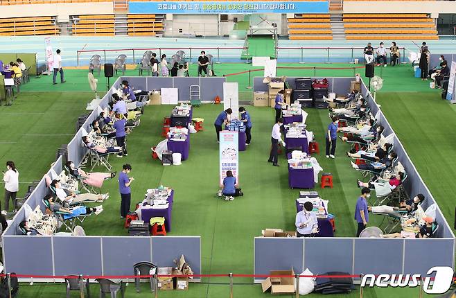 로나19 완치 신천지 교인들이 대구육상진흥센터에서 혈장 공여에 참여하고 있다. 2020.8.27/뉴스1 © News1 공정식 기자