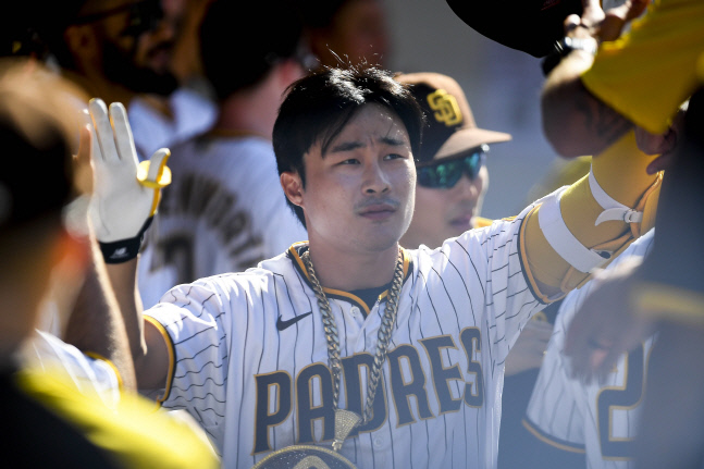 김하성이 24일(한국시간) 미국 캘리포니아주 샌디에이고 펫코파크에서 열린 샌프란시스코 자이언츠와의 경기에서 솔로 홈런을 친 뒤 동료들과 기쁨을 나누고 있다. 캘리포니아주 | AFP연합뉴스