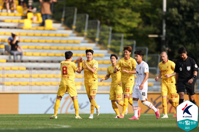 광주FC 선수들이 제주전에서 득점 후 기뻐하고 있다.제공 | 프로축구연맹