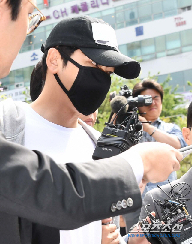 Kang Ji-hwan, who was probated on semi-rape and quasi-compulsory harassment charges, was sentenced to pay 5.3 billion won to the production company of Drama.According to the legal circle on the 24th, the 16th Division of the Civil Settlement of the Seoul Central District Court (Judge Lim Ki-hwan) ruled in favor of the plaintiff in the first trial of the return of the unfair gain to pay 6.38 billion won, which is filed by Studio Santa Claus Entertainment (hereinafter referred to as Santa Claus), a production company of Drama, against the former agency of Kang Ji-hwan and Kang Ji-hwan.The court ruled that Kang Ji-hwan will pay 5.34 billion won to Santa Claus, of which 610 million won will be jointly paid with his former agency.If the ruling is finalized, Kang Ji-hwan should pay at least 4.73 billion won and up to 5.34 billion won to the production company.He also acknowledged that Kang Ji-hwan is responsible for paying 610 million won, penalty of 3 billion won, and damages of 1.68 billion won, which is equivalent to 8 times of the 1.5 billion won paid by the production company.I decided that I was not obliged to pay the performance fee of 12 times that I had already filmed and the performance fee paid to the alternative actor.Kang Ji-hwan was accused of sexually assaulting one person and sexually assaulting the other after drinking with female outsourcing staff at his home in Oppo-eup, Gwangju, Gyeonggi Province in 2019.The first trial court found Kang Ji-hwan guilty and sentenced him to two years and six months in prison and three years in Probation.Kang Ji-hwan received the same deviation in the second trial, and new circumstances were found and appealed.CCTV footage installed at Kang Ji-hwans home and the contents of the KakaoTalk conversation that Victims shared with his acquaintances were revealed, and public opinion was reversed. It was reported that there was no semen or Cooper liquid of Kang Ji-hwan in the body of semi-rape Victims A. The Katok conversation was also released.There was also a change in the Victims statement.Victims first claimed that (Kang Ji-hwan) touched the vagina, and had similar rape by inserting his hand into the penis of Victims at the time of the police investigation, but when DNA tests did not show Kang Ji-hwans DNA, the first court ruled that it was like a tumbling on the lower abdomen except this fact, Instead of asserting, he confirmed the original sentence, acknowledging the validity of Victims testimony.