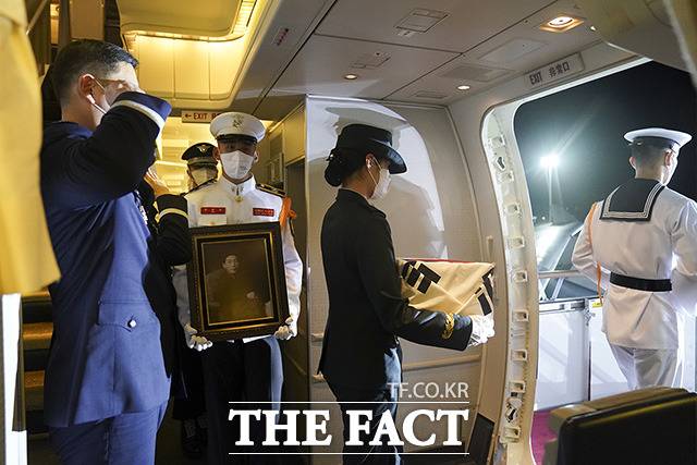 71년 만에 고국 땅 밟은
