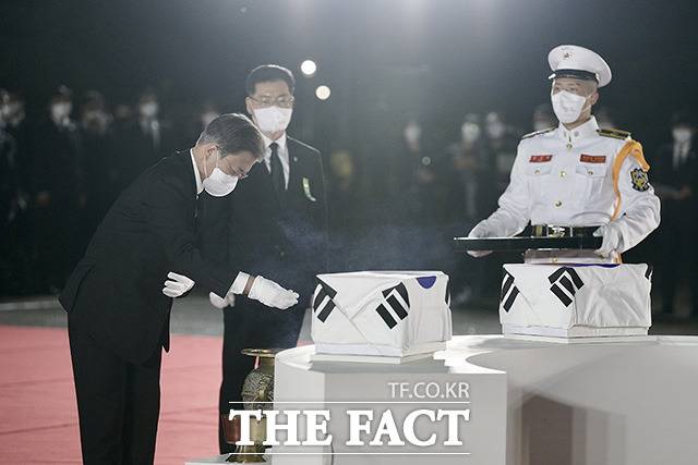 분향하는 문 대통령.