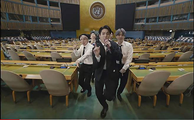 BTS가 미국 뉴욕 유엔본부 유엔총회장에서 '퍼미션 투 댄스'를 부르고 있다. /AP 연합뉴스
