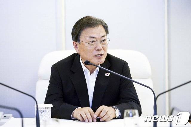 미국 순방을 마친 문재인 대통령이 23일(현지시각) 공군 1호기로 귀국 중 기내에서 기자들과 간담회를 하고 있다.(청와대 제공) 2021.9.24/뉴스1 (서울=뉴스1)