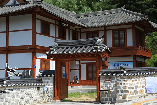 서울시 은평구 북한산 자락에 자리한 ‘셋이서 문학관’. 80년대 기인 삼총사로 이름을 떨친 천상병, 중광스님, 이외수의 작품과 유물 등이 전시되어 있다.