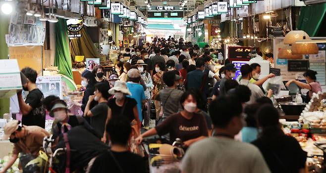 15일 오전 서울 마포구 망원시장에서 시민들이 각종 제수용품을 사기 위해 시장을 둘러보고 있다. 연합뉴스