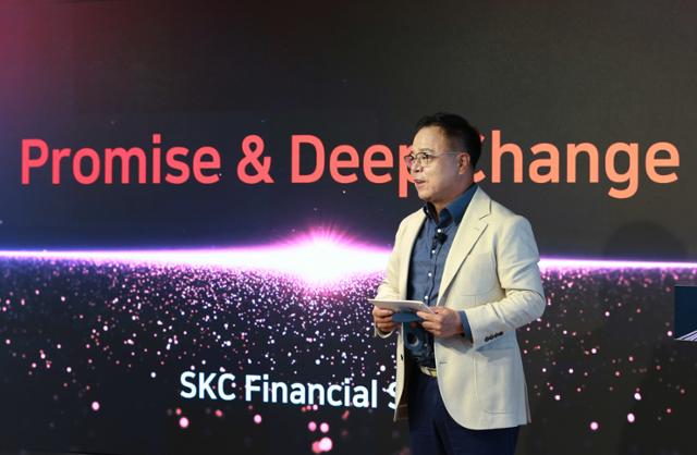 이완재 SKC 사장이 24일 인베스터 데이를 통해 2025년 글로벌 1위 모빌리티 소재 기업으로 비상하겠다는 내용의 파이낸셜 스토리를 설명하고 있다. SKC 제공