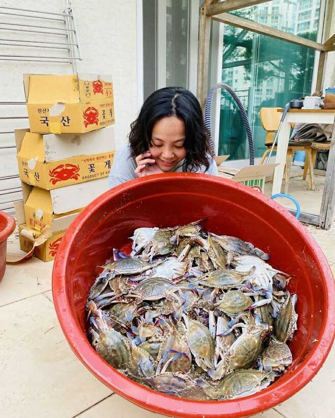 Actor Go Eun-ah boasted an extraordinary food scale and focused attention on netizens.On the 23rd, Go Eun-ah posted several photos of his personal Instagram, including Hyojin Mamma Spice Cake and adding crab emoticons.Go Eun-ah in the public photo is taken with a seasoned crab that he has been groomed directly, especially his food skill and a huge amount of spiced crabs.The netizens who saw this were various reactions such as It is really delicious, Hyojin ... , I am the world and What the hell can not you do?Meanwhile, Go Eun-ah is communicating with fans by running YouTube channel Bangane with her younger brother, singer Mir.He is also appearing on Channel A entertainment Legend Music Classroom - Lala Land.iMBC  Photo Source Go Eun-ah Instagram