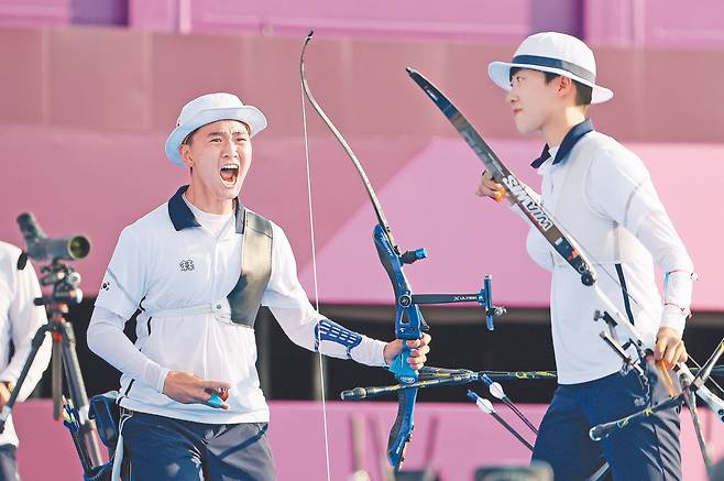 도쿄올림픽 혼성 결승전에서 나선 김제덕(왼쪽)과 안산. [연합뉴스]