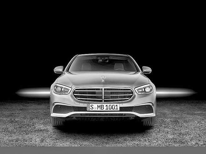 메르세데스-벤츠 E-클래스 전면. 사진 메르세데스-벤츠