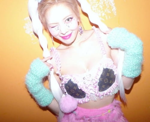 가수 현아가 명품백을 잘라 만든 '브라톱'을 공개했다. /사진=현아 인스타그램