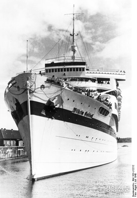 1937년 독일 노동자와 가족들이 타고 선상 여행을 떠났던 빌헬름 구스틀로프 호. 극장과 살롱, 수영장까지 갖춘 2만5000톤급 유람선이다.  페이퍼로드 제공