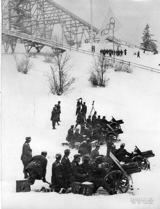 1936년 2월 열린 베를린 동계 올림픽 개막 축포를 쏘아올리는 장면. 페이퍼로드 제공
