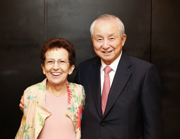 트루디(왼쪽) 사모와 남편 극동방송 이사장 김장환 목사가 2016년 극동방송에서 기념촬영을 하고 있다.