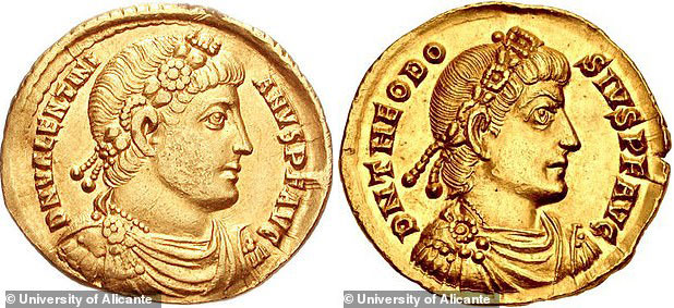 발렌티니아누스 1세 금화(왼쪽)와 테오도시우스 1세 금화의 모습.
