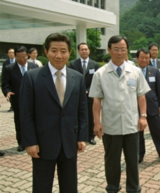노무현 대통령이 지난 2006년 ADD를 방문해 격려하고 있다.