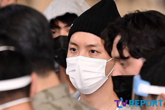 Group BTS J-Hope arrived at Incheon International Airport on the morning of the 24th after completing related overseas schedules such as the 76th UN General Assembly held in New York, USA.