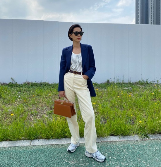 On the 23rd, Kim Na-young posted a picture on his Instagram with an article entitled Woul!! I like the holiday with Family, but Alone is good.The photo, which was released on the day, included a navy color jacket, white pants, and Kim Na-young wearing sneakers.Kim Na-young, who wore red lip makeup, boasted a chic look with her distinctive short hairstyle and Sunglass Hut.Kim Na-young, who showed off Model La Poste with a height of 170cm, also conveyed the Parenting grievance.On the other hand, Kim Na-young, who is raising his two sons alone, is appearing on JTBC Brave Solo Parenting - I Raise.I am communicating with fans through Instagram and YouTube channel Nofilter TV.Photo: Kim Na-young Instagram