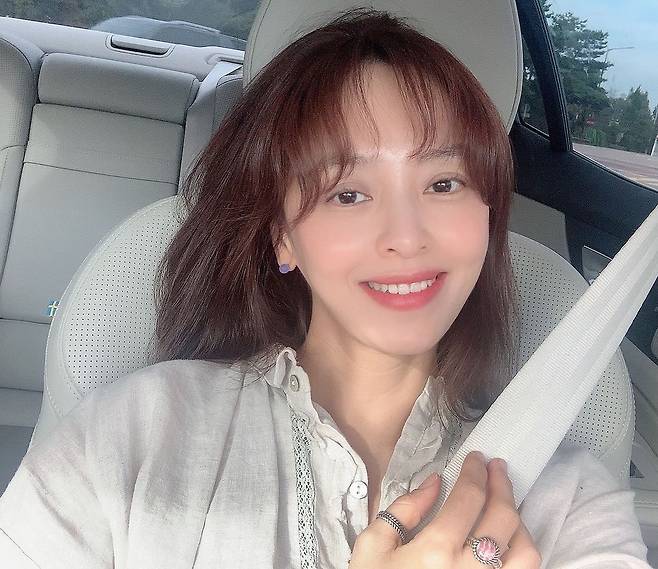 Kang Sung-yeon said on his 23rd day, How long is the Travel that leaves with only the Travel bag and favorite poetry?Good ... you ~ ~ ~ good ~ and posted a picture.Kang Sung-yeon in the public photo is a picture taken while driving in a car.The natural and lovely Kang Sung-yeons visuals caught the attention of the viewers.Kang Sung-yeon is headed to Gwangju for a concert by Husband Ga-on Kim.Kang Sung-yeon showed his excitement by reading poetry in the car.Meanwhile Kang Sung-yeon is married to pianist Ga-on Kim and has two sons.Photo: Kang Sung-yeon Instagram