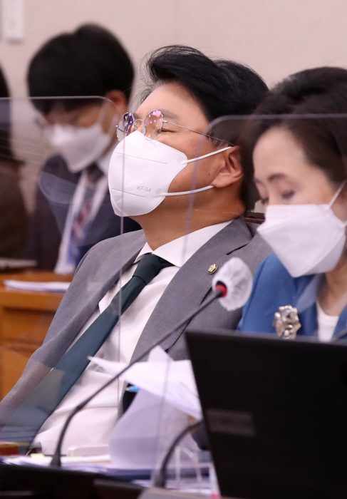 국민의힘 장제원 의원이 24일 서울 여의도 국회에서 열린 법제사법위원회 전체회의에서 잠시 눈을 감고 있다. (사진=연합뉴스)