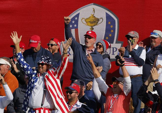 25일(한국시간) 미국 위스콘신주 쾰러의 휘슬링 스트레이츠에서 열린 2020라이더컵에서 6번홀에 몰려든 미국 골프팬들이 함성을 지르며 환호하고 있다. (사진=AFPBBNews)