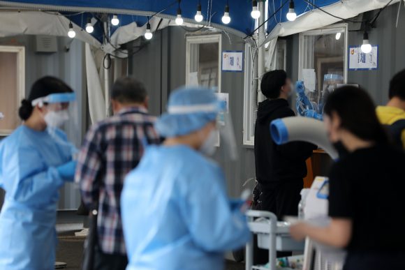 서울역광장 선별 검사소에서 시민들이 코로나19 검사를 받고 있다. [사진=뉴스1]