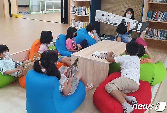 함평 학다리중앙초등학교의 변화된 공간에서 수업중인 선생님과 학생들(전남도교육청 제공/뉴스1