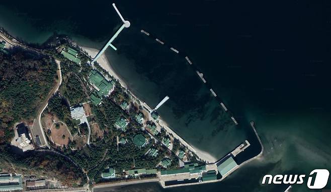북한 강원도 원산의 김정은 조선노동당 총비서 별장 앞 해변에 대형 요트가 정박해 있는 모습이 인공위성 사진에 찍혔다. (구글어스 캡처) © 뉴스1