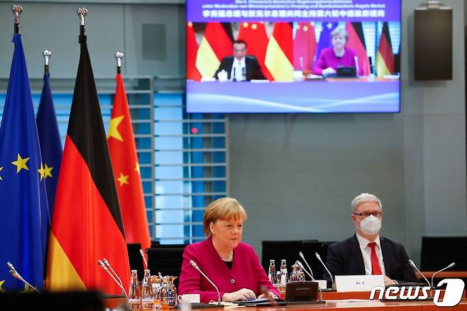 앙겔라 메르켈 독일 총리가 2021년 4월 28일(현지시간) 베를린 총리관저에서 리커창 중국 총리와 화상으로 ‘중국·독일 정부 협상’에 참석을 하고 있다. © AFP=뉴스1 © News1 우동명 기자