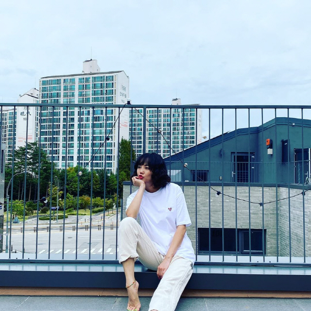 Actor Go Eun-ah flaunted his refreshing Beautiful looksGo Eun-ah posted several photos on her SNS on the 25th, and the photos showed Go Eun-ah sitting on Terrace.Go Eun-ah, who showed off her refreshing fashion with white T-shirt and beige pants, collects her gaze with a refreshing look.In particular, Go Eun-ah, who has her bangs on the date, has attracted attention with her younger Beautiful looks: Go Eun-ahs bright current status stands out.Meanwhile, actor Go Eun-ah was in his new prime with his brother Mir on the YouTube channel Bangane.Go Eun-ah recently stopped working with a skin allergy, but soon announced the recent healthier situation.
