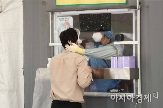 추석 연휴가 끝나고 코로나19 확진자가 폭증하고 있는 24일 서울시청 앞 임시 선별검사소가 시민들로 북적이고 있다. 질병관리청 중앙방역대책본부는 이날 0시 기준 코로나19 신규 확진자가 2434명 발생했다고 밝혔다. /문호남 기자 munonam@