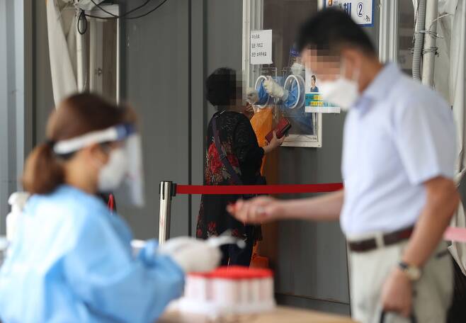 25일 오전 서울역 광장에 마련된 코로나 임시선별검사소에서 의료진이 검체를 채취하고 있다. /연합뉴스