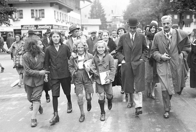 1930년 독일 바이에른주 오버아머가우를 찾아 수난극을 관람한 ‘자동차 왕’ 헨리 포드(앞줄 오른쪽에서 두 번째). 아돌프 히틀러는 나치 선전을 위해 이 수난극을 독일 전역에서 상연해야 한다고 주장했다. 페이퍼로드 제공