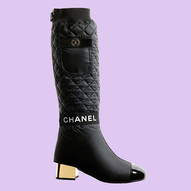 포켓 장식의 퀼팅 부츠는 가격 미정, Chanel.