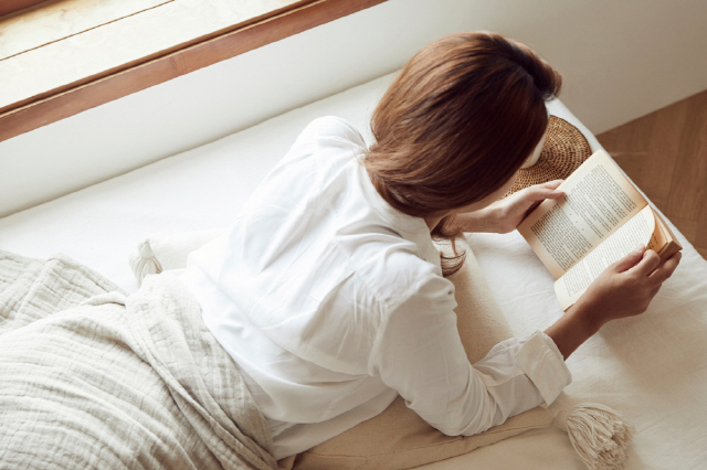 엎드린 자세에서 책을 볼 경우 척추와 눈 건강에 영향을 줄 수 있어 주의해야 한다./사진=클립아트코리아