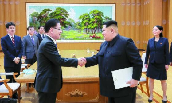 2018년 3월 북한을 방문해 김정은 북한 국무위원장을 만난 정의용 수석 대북특사(왼쪽). 사진 청와대