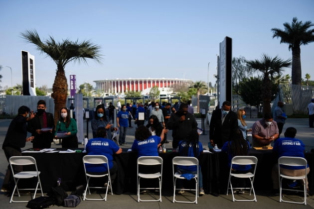 9월 9일(현지시간)  미국 로스앤젤레스 소파이 스타디움에서 열린 LA공항 채용박람회에 참석자들이 모이고 있다.(/연합뉴스)