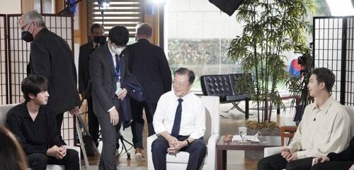 문재인 대통령과 그룹 BTS(방탄소년단)가 21일 오후(현지시각) 뉴욕 주유엔대표부에서 미국 ABC 방송과 인터뷰에 앞서 환담하고 있다. 연합뉴스