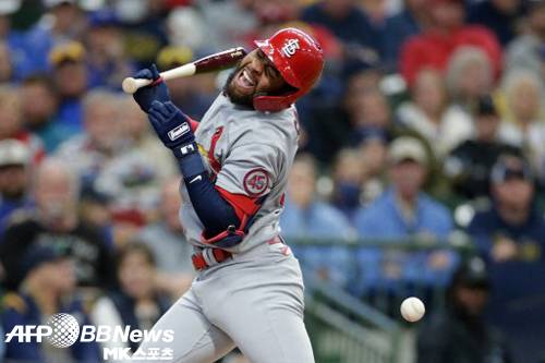 소사는 25일(한국시간) 경기에서 사구를 맞고 교체됐다. 사진=ⓒAFPBBNews = News1