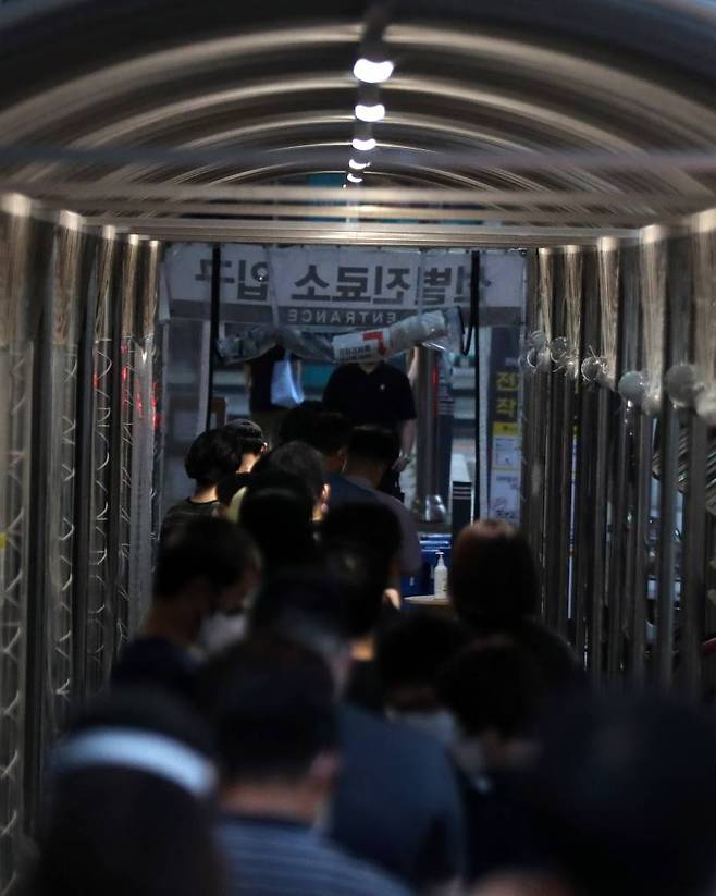 서울 관악구보건소에 마련된 선별진료소에서 코로나19 검사자들이 줄지어 서 있다./사진=뉴시스