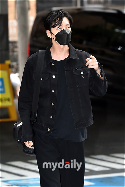 Actor Park Hae-jin has a photo time on his way to work ahead of an online fan meeting at the Seoul Samseong-dong Spigen Hall on the afternoon of the 25th.
