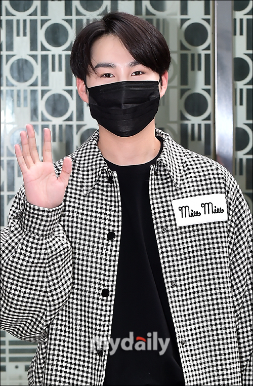 Singer Kim Hie-jae has a Way to work photo time ahead of the appearance of Actor Park Hae-jin online fan meeting at Shufigen Hall in Samseong-dong, Seoul on the afternoon of the 25th.