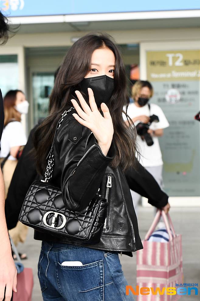BLACKPINK members Rosé (Rosé) and JiSoo (JISOO) are leaving for Paris, France, to attend the 2022 S/S Milan and Paris Fashion Week schedules through the second passenger terminal at the Incheon International Airport in Unseo-dong, Jung-gu, Incheon, on the afternoon of September 25.