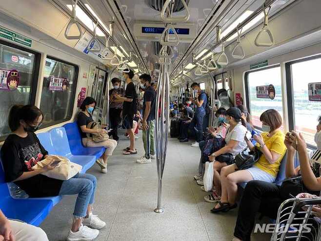 [싱가포르=AP/뉴시스] 지난 5월19일(현지시간) 싱가포르 지하철에서 승객들이 마스크를 쓰고 있다. 2021.09.25.