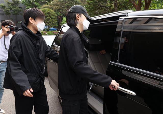 ‘징역 1년 6개월 구형’ 노엘 ‘굳은 표정으로 - 음주운전 사고를 내고 운전자를 바꿔치기 한 혐의 등으로 불구속 기소된 장제원 미래통합당 의원의 아들 래퍼 노엘(장용준)이 7일 오후 서울 마포구 서울서부지방법원에서 열린 두 번째 공판을 마친 후 청사를 나서고 있다. 2020.5.7/뉴스1