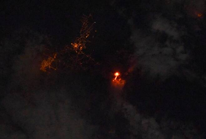 국제우주정거장(ISS)에서 임무를 수행 중인 프랑스 우주비행사가 촬영해 공개한 라팔마 섬 화산 폭발 현장